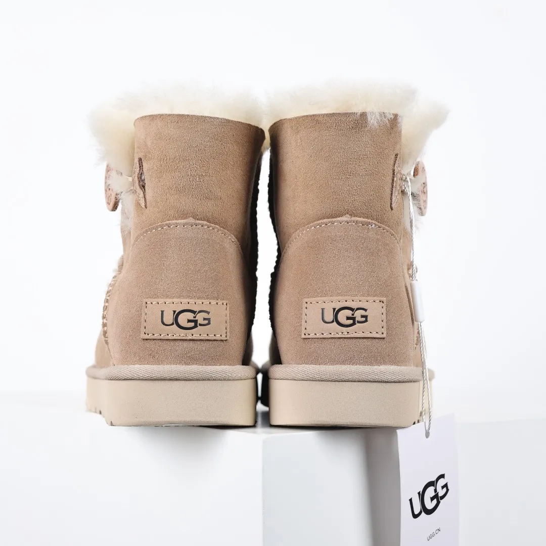 Pick up locally 💰560 Core recommended good price It is a very suitable choice for home furnishings. In the new year, uug launched a series of styles, which are partial to the preferences of young consumers and have also moved to the forefront of fashion trends. Shoe body material: water-repellent coated suede upper, 17 mm UGGPURE™ implantable wool insole, lightweight non-slip and comfortable rubber outsole, with brand LOGO and trademark, with full packaging Size: 35 36 37 38 39 40
